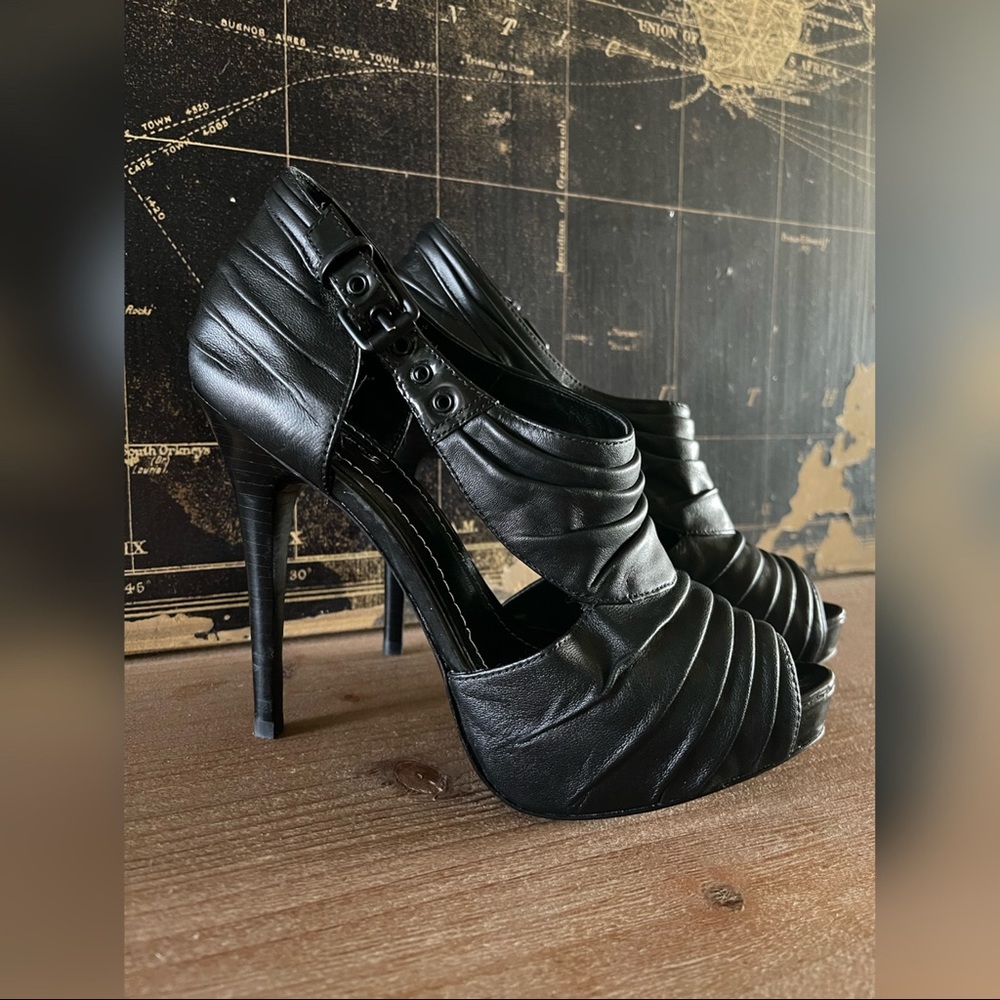 Report Signature Leather Heels